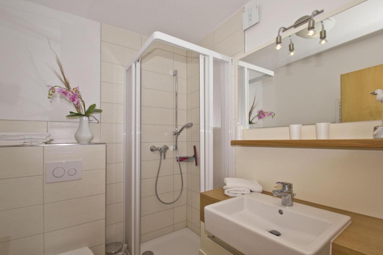 Fewo Mit Terrasse, Gratis Nutzung Vom Ahoi Erlebnisbad Und Sauna In Sellin - Haus Blick Zur See Fewo 13 Goehren  Exterior photo